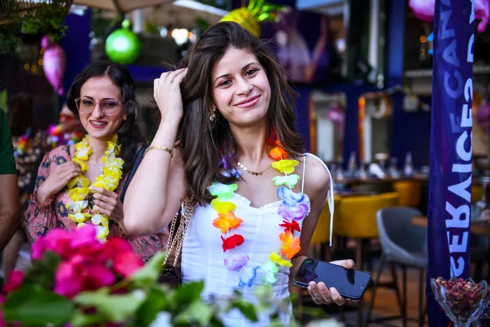 Collègues de CCSAV avec colliers de fleurs à la Soirée annuelle hawaïenne